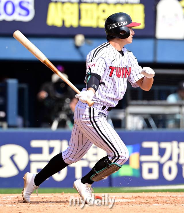 2024년 5월 4일 서울 잠실야구장에서 '2024 신한 SOL Bank KBO리그' 두산 베어스와 LG 트윈스의 경기가 열렸다. LG 신민재가 5회말 1사 3루서 1타점 적시타를 치고 있다.