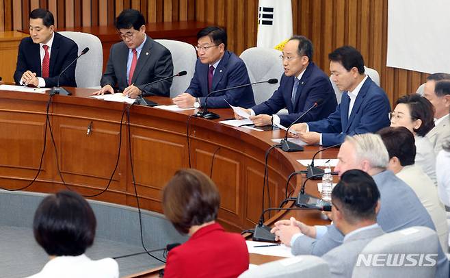 [서울=뉴시스] 조성봉 기자= 추경호 국민의힘 원내대표가 18일 오전 서울 여의도 국회에서 열린 원내대책회의에서 발언하고 있다. 2024.06.18. suncho21@newsis.com