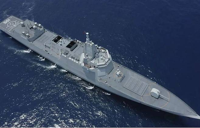 미사일 순양함이라고도 불리는 Type 055 구축함. 길이 180m(591ft), 빔 폭 20m(65ft), 최대 배수량은 약 13,000t이다.(사진 SCMP 캡처) 2024.06.18. *재판매 및 DB 금지