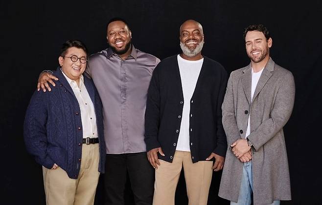 [서울=뉴시스] 왼쪽부터 방시혁 하이브 의장, 피에르 'P' 토마스 QC 미디어 홀딩스 CEO, 케빈 '코치 K' 리 QC미디어 홀딩스 COO, 스쿠터 브라운 하이브 아메리카 CEO. 2023.02.09. (사진 = 하이브 제공) photo@newsis.com *재판매 및 DB 금지