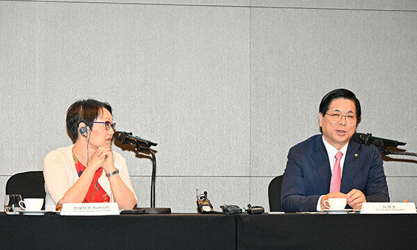 18일 ‘이스라엘 유대교와 한국의 만남이 가져올 시너지 효과’를 주제로 서울 여의도 한 호텔에서 열린 기자회견에서 앤젤라 워닉 북달 랍비(왼쪽)가 이영훈 여의도순복음교회 목사의 얘기를 듣고 있다. 여의도순복음교회 제공