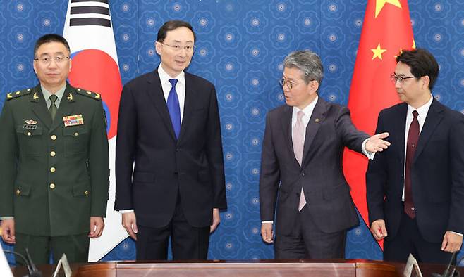 김홍균 외교부 1차관이 18일 서울 종로구 외교부 청사에서 열린 한·중 외교안보대화에 앞서 쑨웨이둥 중국 외교부 부부장의 자리를 안내하고 있다. 왼쪽부터 장바오췬 중국 중앙 군사위 국제군사협력판공실 부주임, 쑨 부부장, 김 외교부 1차관, 이승범 국방부 국제정책관. 뉴스1