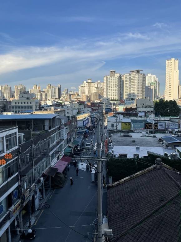 신당동은 오래된 노포 속에 모던함이 자연스럽게 녹아들면서 ‘힙당동’으로 새롭게 떠올랐다.