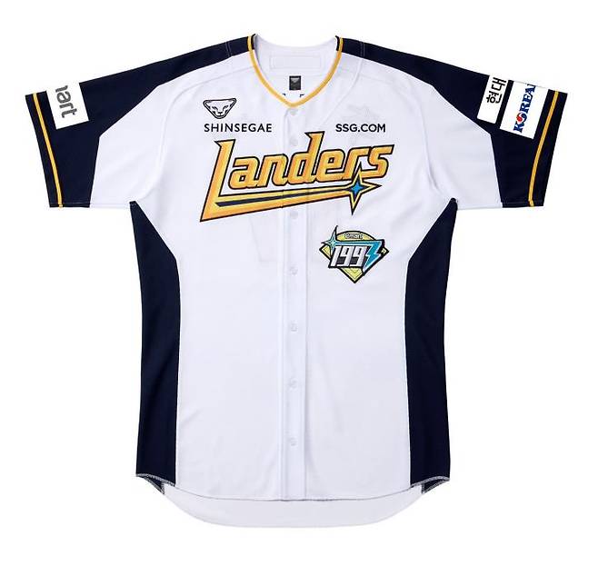 스페셜 유니폼은 지난 3월 진행한 유니폼 디자인 팬 공모전을 통해 선정된 디자인으로 제작됐다. ⓒ이마트 제공