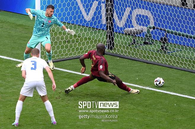 ▲ 벨기에가 슬로바키아에 패했다. 유로 2024 조별리그 E조 1차전에서 FIFA 랭킹 3위를 자랑하는 벨기에가 16개의 슈팅을 퍼붓고도 한 골도 뽑지 못하면서 대회 첫 이변의 희생양이 됐다. 슬로바키아는 5개의 세이브를 펼친 두브라브카 골키퍼를 앞세워 강한 수비력을 선보이며 대어를 잡았다.