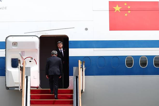 리창 중국 총리가 한중일 정상회의를 마치고 출국하고 있다.[사진=뉴시스]