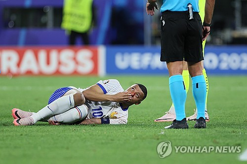 프랑스는 18일 독일 뒤셀도르프에 위치한 뒤셀도르프 아레나에서 열린 오스트리아와의 UEFA 2024 유럽축구선수권대회 조별리그 D조 1차전에서 상대의 자책골에 힘입어 1 대 0 신승을 거뒀다. 그러나 이날 킬리안 음바페가 공중볼 경합 도중 코뼈가 골절돼 비상이 걸렸다. 음바페는 공중에 뛰어올라 헤더 슈팅을 시도한 후 오스트리아 수비수 케빈 단소 어깨에 얼굴이 강하게 부딪혀 코뼈가 부러졌다. 고의적인 상황이 아니었지만 경기 후 단소는 SNS을 통해 프랑스 팬들에게 사과하고 음바페의 쾌유를 빌었다. 연합뉴스