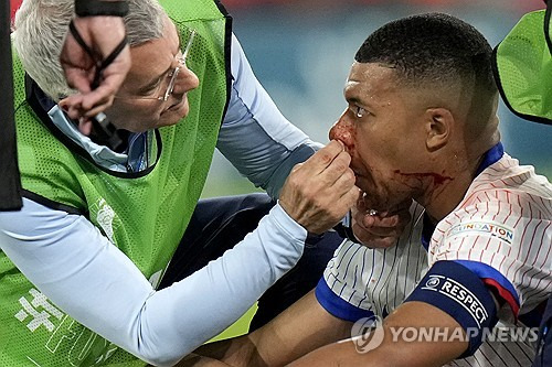 네덜란드 축구대표팀 주장이자 월드 클래스 센터백 버질 판데이크는 프랑스와의 UEFA 2024 유럽축구선수권대회 조별리그 D조 2차전을 앞두고 킬리안 음바페를 경계했다. 판데이크는 음바페가 1초 만에 변화를 만들 수 있는 선수라며 경계심을 드러냈다. 다만 음바페가 18일 오스트리아와의 유로 2024 조별리그 D조 1차전에서 공중볼 경합 도중 코뼈가 골절되면서 오는 22일에 열리는 네덜란드전에 나설 수 있을지 관심이 쏠리고 있다. 현재 프랑스는 음바페의 출전을 위해 안면 보호용 마스크를 제작 중인 것으로 알려졌다. 연합뉴스