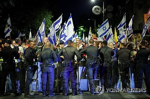 이스라엘 예루살렘에서 열린 반정부시위 (예루살렘 로이터=연합뉴스) 17일(현지시간) 이스라엘 예루살렘에서 네타냐후 총리에 반대하는 시위대 행렬을 경찰이 막고 있다. 2024. 6. 17.