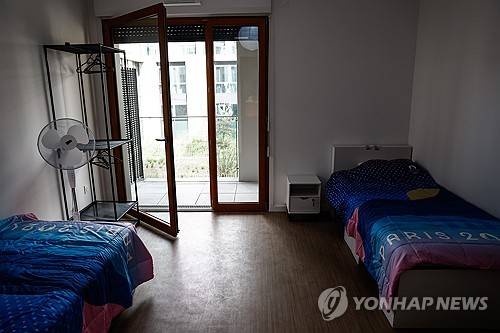 파리 올림픽 선수촌 방 내부 
[EPA=연합뉴스 자료사진]