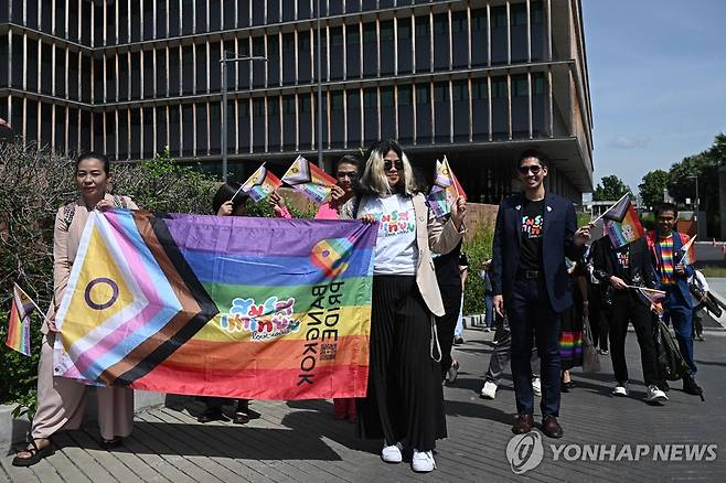 동성결혼 합법화 앞두고 의회에 모인 성소수자들 [AFP 연합뉴스 자료사진. 재판매 및 DB 금지]