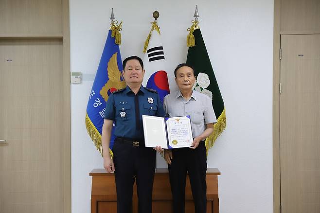 보이스피싱 피해 막은 김정곤 씨(오른쪽) [군포경찰서 제공. 재판매 및 DB 금지]