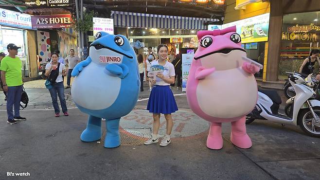 하노이 맥주거리에서 하이트진로 캐릭터 '두꺼비' 인형탈을 쓴 이들이 홍보하고 있다. / 사진=김지우 기자 zuzu@