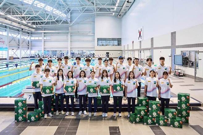 대한수영연맹 공식 파트너 CJ제일제당이 파리 올림픽 수영 국가대표 선수단에 ‘비비고 패키지’와 함께 응원의 메시지를 전했다. 사진=CJ제일제당