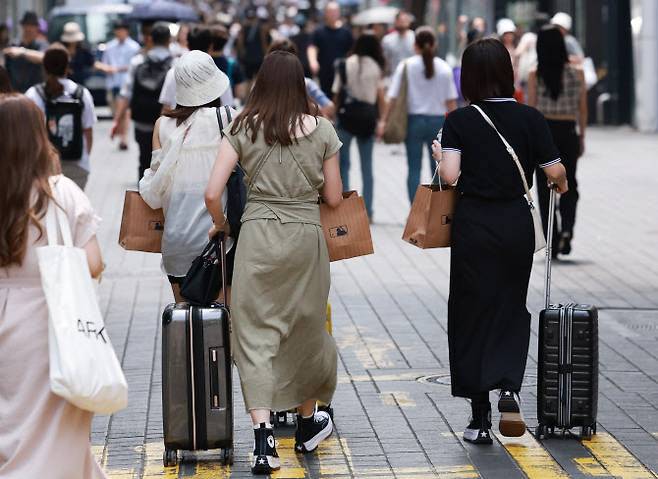 외국인 관광객들이 거리를 거닐고 있다. (사진=연합뉴스)