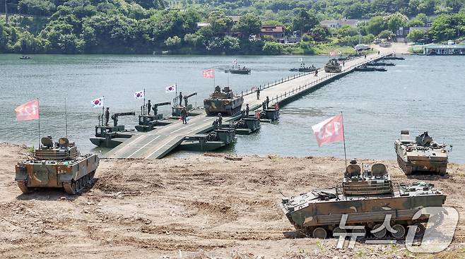 12일 경기도 남양주시 제7공병여단 도하훈련장에서 열린 '육군 자주도하장비 전략화 행사'에서 K2 전차가 KM3(수룡) 위를 지나 북한강 부교도하훈련을 하고 있다. 2024.6.12/뉴스1 ⓒ News1 민경석 기자