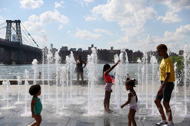 미국에 올 여름 이른 폭염이 찾아온 가운데 사람들이 미국 뉴욕 브루클린의 도미노파크 분수에서 더위를 식히고 있다. ⓒ 로이터=뉴스1 ⓒ News1 이창규 기자