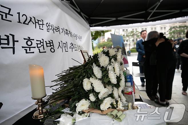 19일 오후 서울 용산구 용산역광장에 마련된 지난달 육군 신병교육대에서 군기훈련(얼차려)을 받다 숨진 훈련병의 시민 추모 분향소에서 고인의 부모가 추모를 마친 시민을 안아주고 있다. 2024.6.19/뉴스1 ⓒ News1 이승배 기자