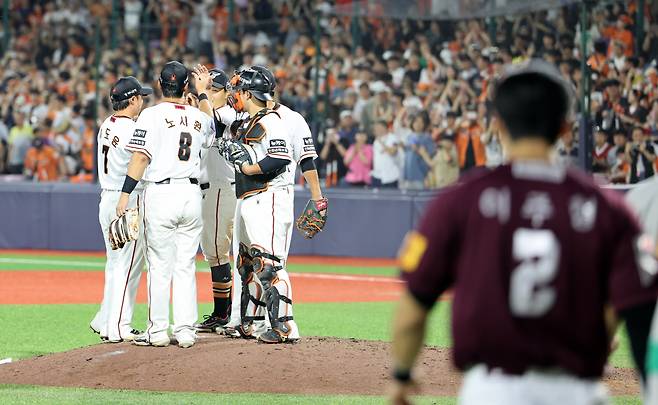 한화가 18일 청주구장에서 열린 히어로즈전에서 3대0 영봉승을 올렸다. 김경문 감독 취임 후 치른 13경기에서 7승1무5패를 기록했다. 연합뉴스