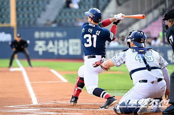 18일 잠실야구장에서 열린 NC와 두산의 경기, 1회초 NC 손아섭이 2루타를 치고 있다. 잠실=허상욱 기자wook@sportschosun.com/2024.06.18/