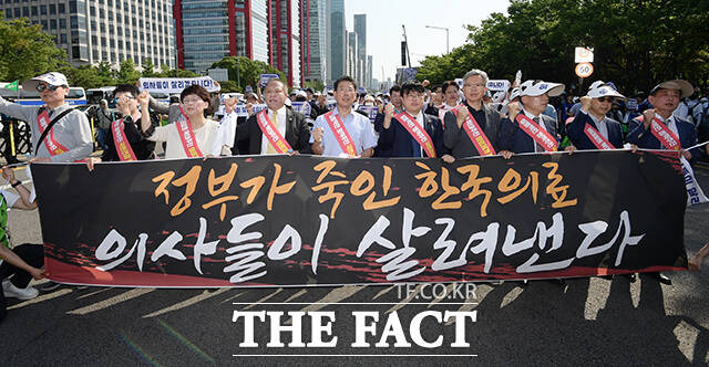 대한의사협회 주도로 개원의와 일부 의대 교수들이 집단휴진에 나선 18일 오후 서울 영등포구 여의대로에서 열린 전국 의사 총궐기대회에서 임현택 의협 회장(왼쪽 여섯 번째)을 비롯한 참가자들이 행진을 하고 있다. /장윤석 기자