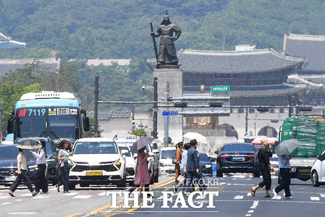 서울지역 낮 최고기온이 35도를 기록한 19일 오후 서울 중구 서울시청 인근 도로에 고열로 인한 아지랑이가 피어오르고 있다. /장윤석 기자