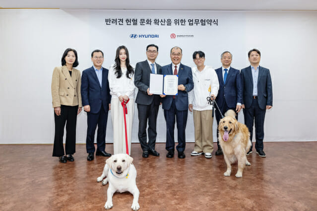 (왼쪽부터) 현대자동차 국내마케팅실장 서영옥 상무, 현대자동차 대구경북지역본부장 이준택 상무, 가수 경리, 현대자동차 국내사업본부장 정유석 부사장, 경북대학교 홍원화 총장, 개그맨 박성광, 경북대학교 수의과대학 곽동미 학장, 경북대학교 동물병원 권영삼 병원장이 기념 촬영을 하는 모습 (사진=현대자동차)