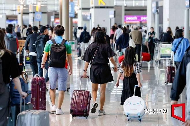 인천국제공항 제1여객터미널이 여행객들로 붐비고 있다. 사진=강진형 기자aymsdream@