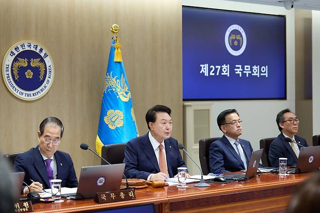 윤석열 대통령이 18일 서울 용산 대통령실 청사에서 열린 국무회의에서 발언하고 있다. /대통령실