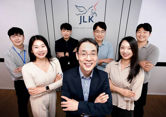 제이엘케이(JLK) 김동민 대표(앞줄 가운데)와 직원들. 제이엘케이(JLK) 사명은 '지식이 있는 삶의 여정(Journey of Life with Knowledge)'이라는 뜻으로 새로운 지식이 누군가 삶의 여정에 도움이 될 수 있기를 바라는 마음을 담았다./조선비즈