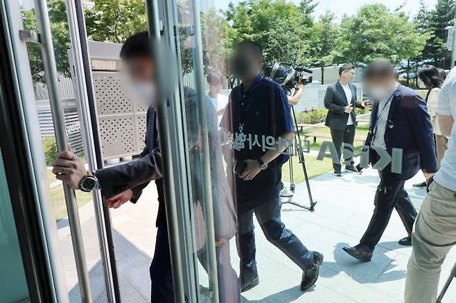 공정거래위원회가 집단 휴진 강요와 관련해 대한의사협회 현장조사에 착수한 19일 오후 점심 식사를 마친 공정위 관계자들이 서울 용산구 의협회관으로 향하고 있다. ⓒ연합뉴스