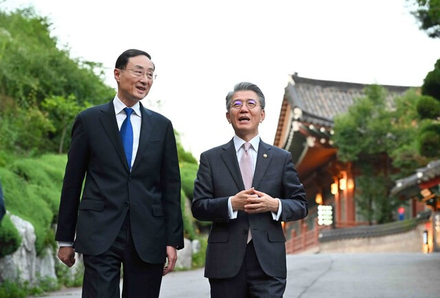 한-중 외교안보대화 한국 수석대표인 김홍균 외교부 1차관(오른쪽)과 쑨웨이둥 중국 외교부 부부장이 지난 18일 만찬장에서 이야기를 나누고 있다. 외교부 제공