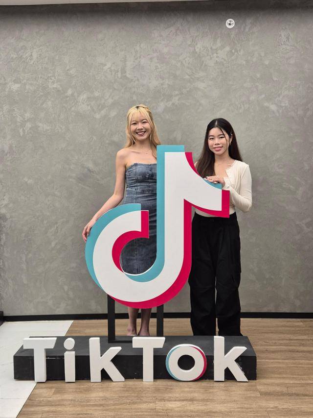 11일 싱가포르 원래플스키의 틱톡 사무실에서 K뷰티 콘텐츠를 만드는 싱가포리언 크리에이터 비비엔 토(왼쪽)와 버니스 림이 사진을 찍기 위해 포즈를 취하고 있다. 싱가포르=김지현 기자