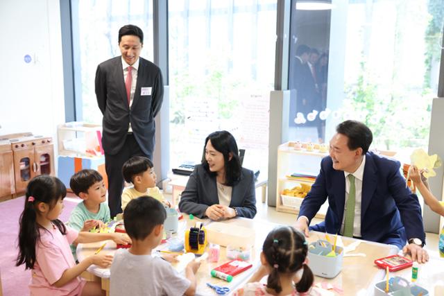 윤석열 대통령이 19일 경기 성남시 분당구 HD현대 글로벌센터에 위치한 직장 어린이집에서 정기선 HD현대 부회장과 종이인형 만들기 프로그램을 참관하고 있다. 대통령실