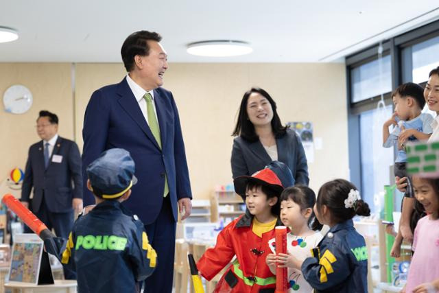 윤석열 대통령이 19일 경기 성남 HD현대 직장어린이집을 방문, 놀이를 하는 어린이들을 만나고 있다. 대통령실