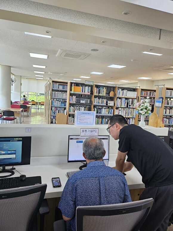 가평군도서관에서 노년층의 이용 편의를 돕기 위해 1대1 직원 서비스를 제공하고 있다. [사진=가평군]