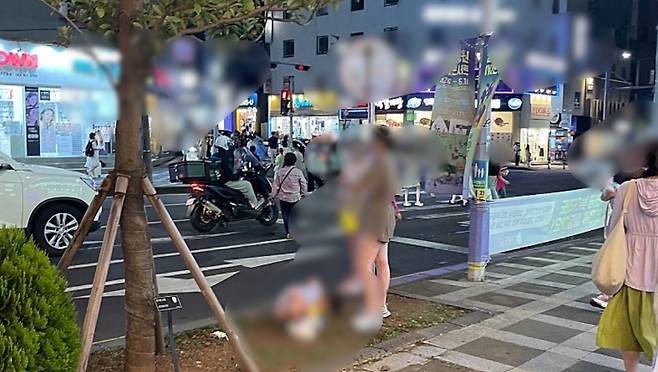 제주시내 도심 한복판에서 중국 관광객이 볼일을 보는 사진이 포털 카페를 통해 확산됐다. (온라인 커뮤니티 캡처)