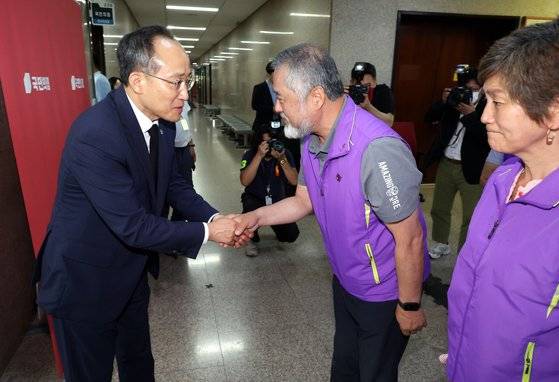 추경호 국민의힘 원내대표가 18일 국회에서 이정민 10·29 이태원참사유가족협의회 운영위원장과 인사하고 있다. [뉴시스]