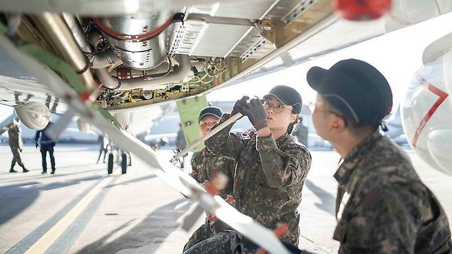 2023년 10월 10일 미 잭슨빌 해군기지에서 한국 해군의 P-8A 해상초계기 첫 비행을 앞두고 기체를 점검하는 한국 해군 항공 정비사들. 사진 해군