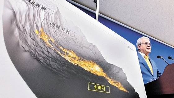 지난 7일 정부세종청사 산업통상자원부 기자실에서 동해 유전가스전 후보지 개발과 관련한 브리핑이 열렸다. 사진은 개발에 자문을 맡고 있는 미국 업체 액트지오의 비토르 아브레우 대표. 연합뉴스