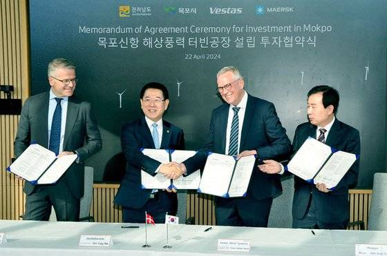 김영록 전남지사가 지난 4월 22일 덴마크 코펜하겐에서 토미 라벡 닐슨 베스타스 글로벌 최고운영책임자(오른쪽 두 번째), 빈센트 클럭 머스크 글로벌 CEO(맨 왼쪽), 박홍률 목포시장과 해상풍력 터빈공장 목포신항 설립을 위한 투자협약(MOA)을 체결하고 있다. 사진 전남도