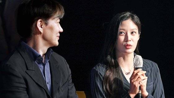 조국 전 장관 딸 조민이 지난해 4월 11일 부산 해운대구 쿠무다 콘서트홀에서 열린 '조국의 법고전 산책 저자와의 대화'에서 발언하고 있다. 연합뉴스