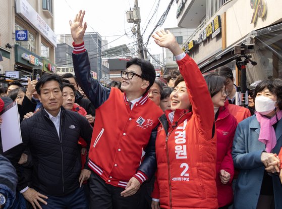 한동훈 전 국민의힘 비상대책위원장과 나경원 의원이 지난 3월 총선 기간 서울 관악구 사당동 남성사계시장에서 선거 유세를 하고 있다. 전민규 기자.