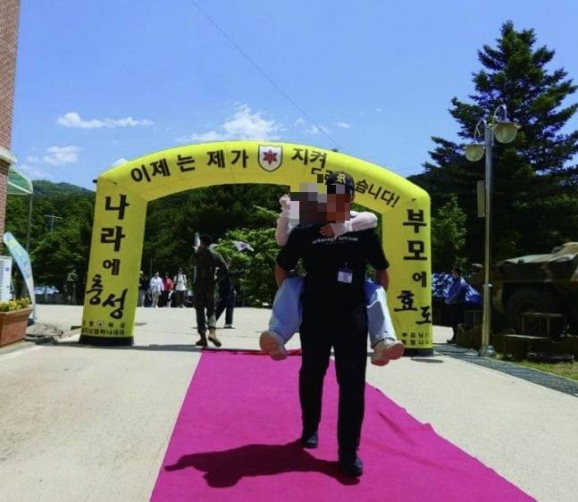숨진 박 훈련병이 입영식 당시 어머니를 업고 있는 모습. /사진=군인권센터 제공