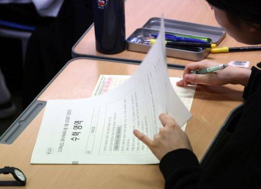 전국 주요 고대의 2024학년도 대학 정시 합격선이 낮아진 것으로 분석됐다. 사진은 한 학생이 최근 있었던 2025학년도 6월 모의평가를 치르는 모습./최혁 기자