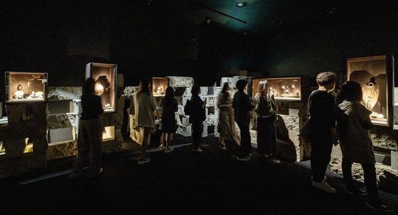 Visitors look at jewelry pieces at the “Cartier, Crystallization of Time″ exhibition at the Dongdaemun Design Plaza in central Seoul on May 1. [JOONGANG ILBO]