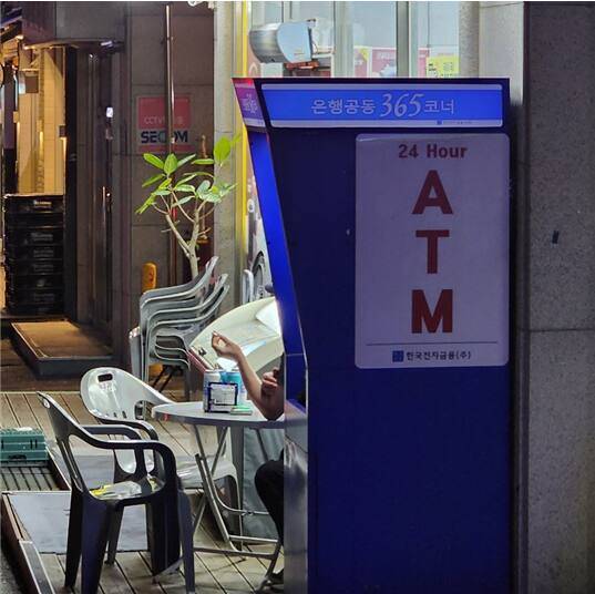 편의점 야외에 설치된 테이블에서 흡연 또는 음주를 하는 시민이 늘고 있어 시민들이 피해를 호소하는 목소리가 나오는 가운데 지난 18일 오후 9시께 경기 광주시 신현동의 한 편의점 앞 야외 테이블에서 중년 남성이 흡연을 하며 음주를 하고 있다. 한준호기자