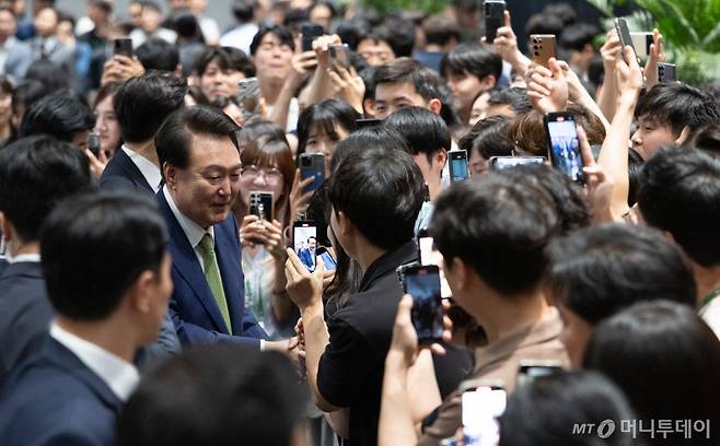 [서울=뉴시스] 최진석 기자 = 윤석열 대통령이 19일 경기 성남시 분당구 HD현대 글로벌R&D센터 아산홀에서 열린 2024년 저출산고령사회위원회 회의를 마친 후 HD현대 직원들의 환송을 받고 있다. (사진=대통령실 제공) 2024.06.19. photo@newsis.com *재판매 및 DB 금지 /사진=