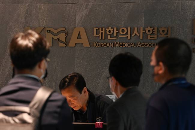 19일 오전 공정거래위원회 관계자들이 집단 휴진 강요 관련 조사를 위해 서울 용산구 대한의사협회로 향하고 있다. 문호남 기자