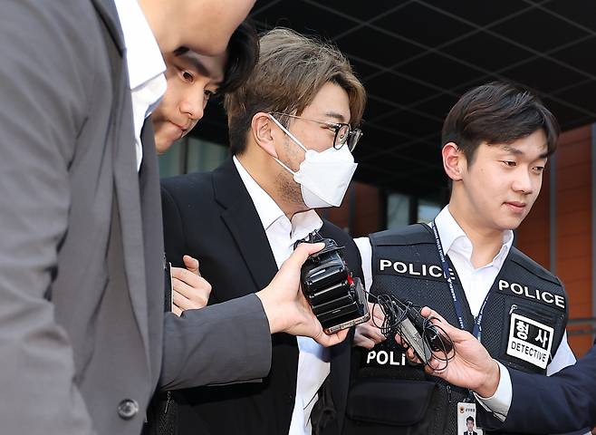 음주 뺑소니 혐의를 받는 가수 김호중이 서울 강남구 강남경찰서에서 검찰로 송치되며 취재진의 질문에 답하고 있다. [연합]